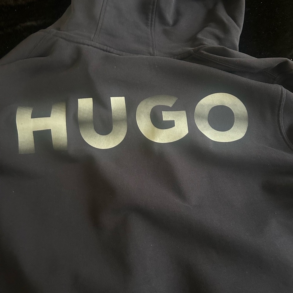 🥏🥏🥏HUGO Black Garment with Red Tag